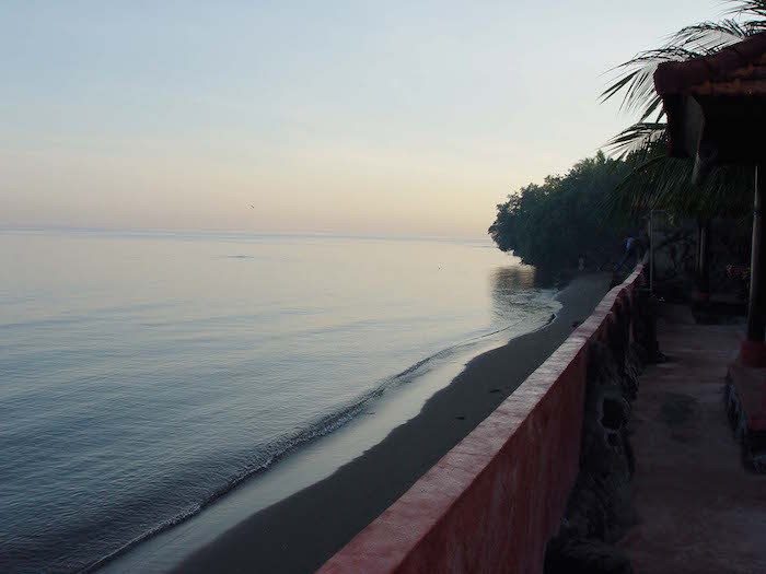 "Morning of Lovina Beach 200507-6" by っ. Licensed under CC BY-SA 3.0 via Wikimedia Commons