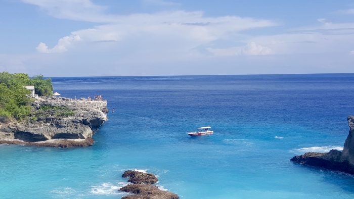 Cliff jumping Nusa Ceningan