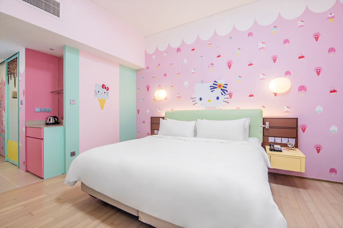 hotel jen hello kitty themed room