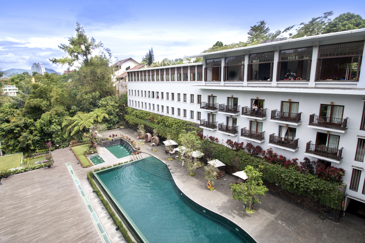 Padma Hotel Bandung Review Pool